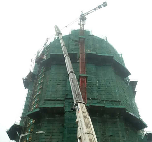 庆安吊车在工地上作业
